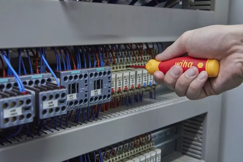 Wiha PocketMax Screwdriver with bit magazine mixed with 4 slimBits 4 - Power Tool Services