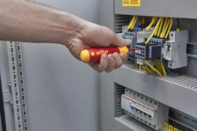 Wiha PocketMax Screwdriver with bit magazine mixed with 4 slimBits 2 - Power Tool Services