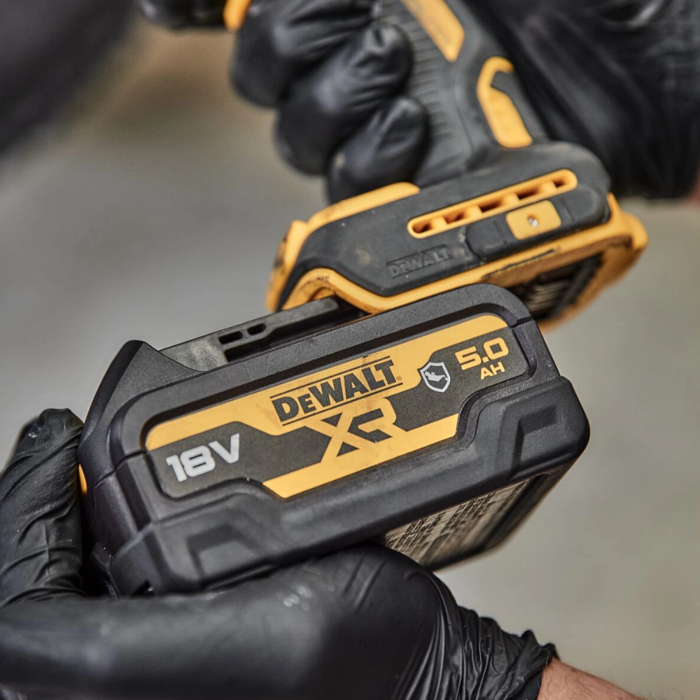 Dewalt 18V Battery 5Ah Oil-Resistant Case | DCB184G - Image 2