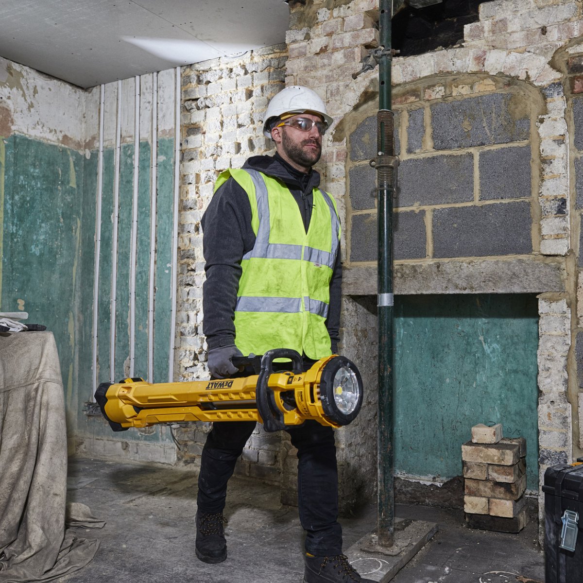 Buy Dewalt 18v LED Tripod Light DCL079 from Power Tool Services - Image 4 | Best Price