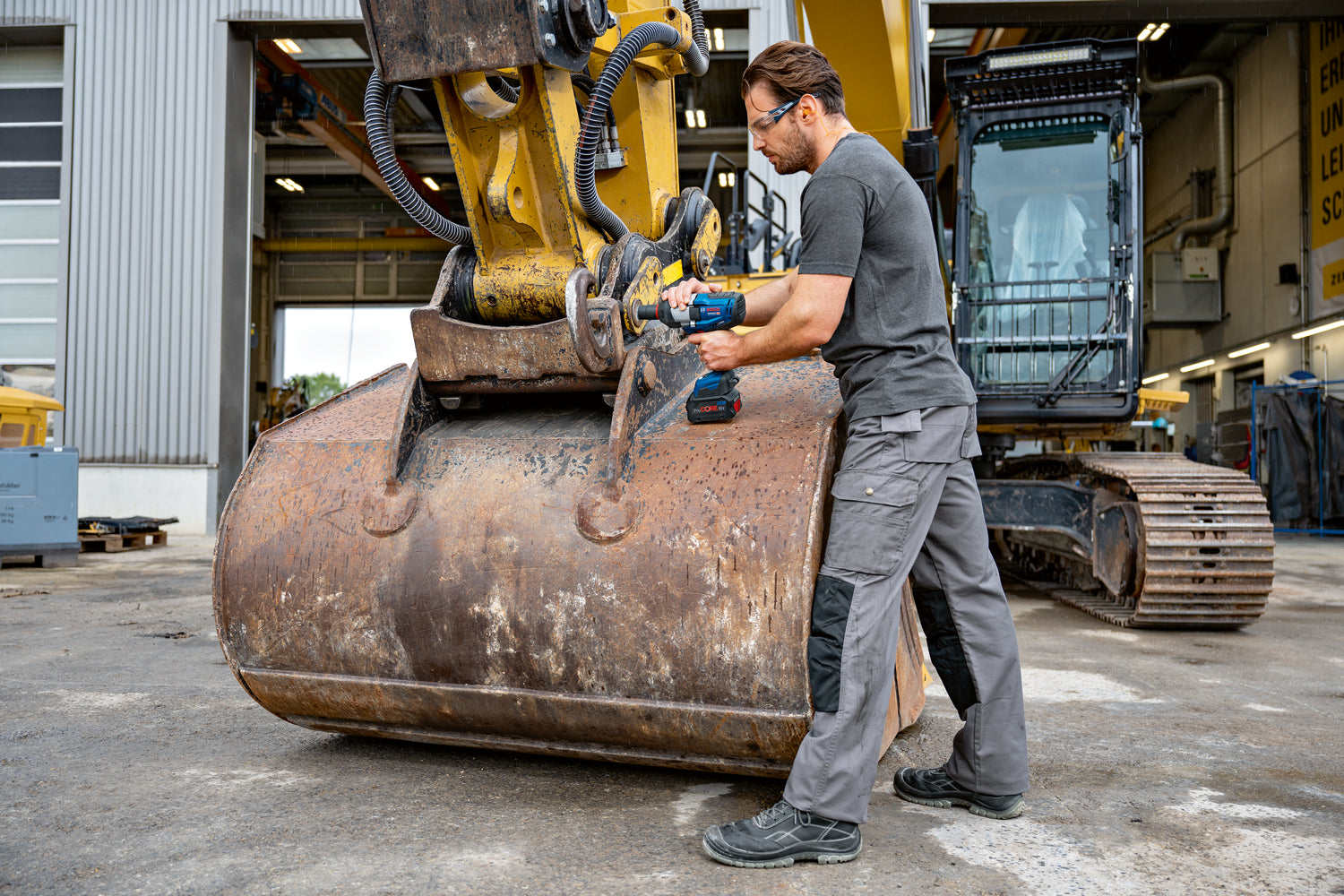 Bosch Professional Cordless Impact Wrench GDS 18V-1600 HC 06019M1080 8 - Power Tool Services