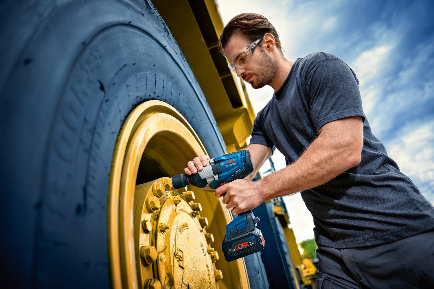 Bosch Professional Cordless Impact Wrench GDS 18V-1600 HC 06019M1080 4 - Power Tool Services