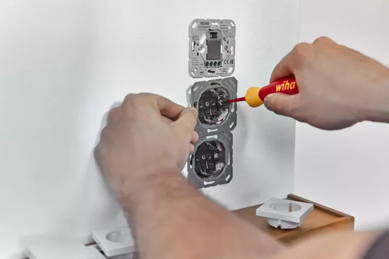 Wiha PocketMax Screwdriver with bit magazine mixed with 4 slimBits 5 - Power Tool Services