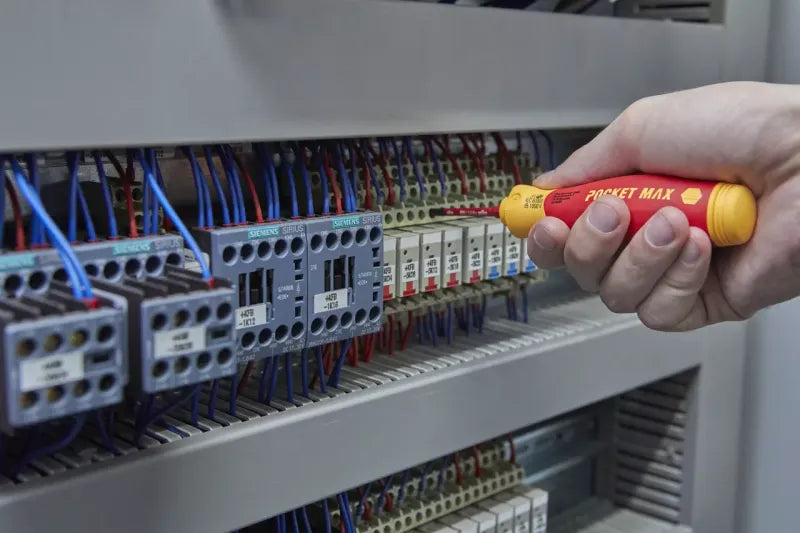 Wiha PocketMax Screwdriver with bit magazine mixed with 4 slimBits 3 - Power Tool Services