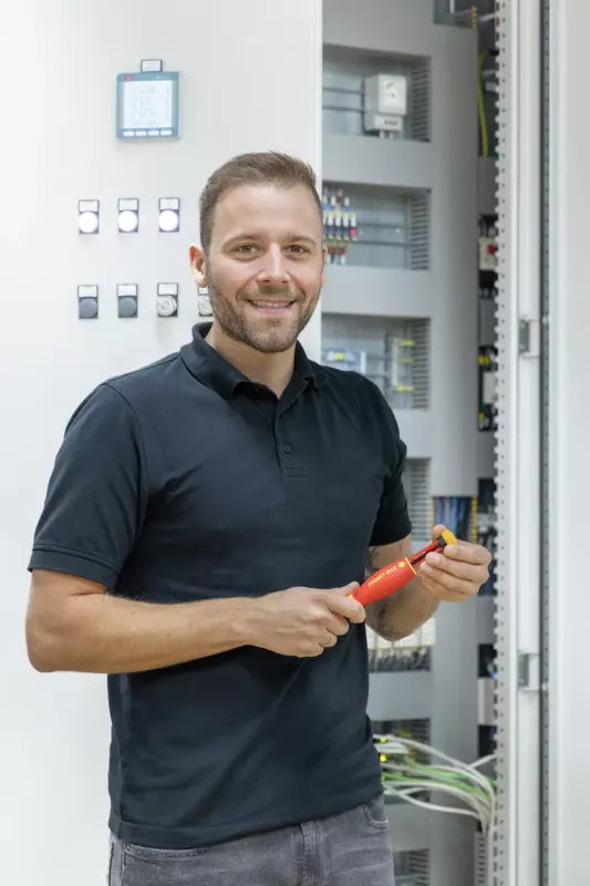 Wiha PocketMax Screwdriver with bit magazine mixed with 4 slimBits 15 - Power Tool Services