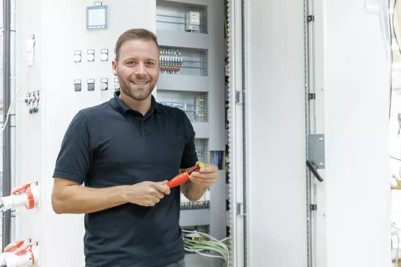 Wiha PocketMax Screwdriver with bit magazine mixed with 4 slimBits 14 - Power Tool Services