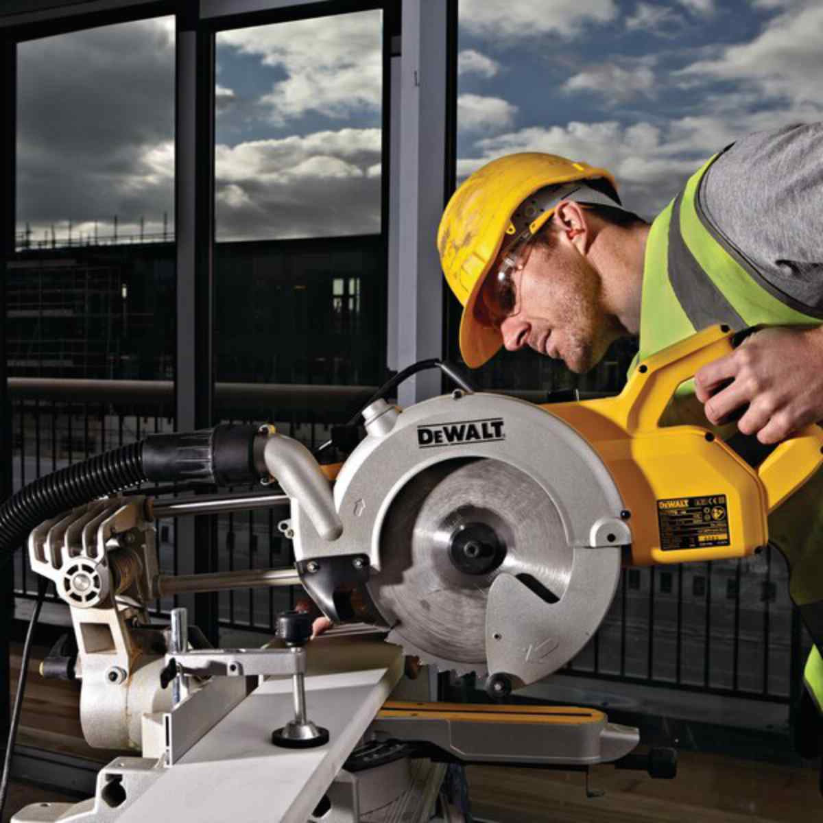 Dewalt 250mm 2024 mitre saw