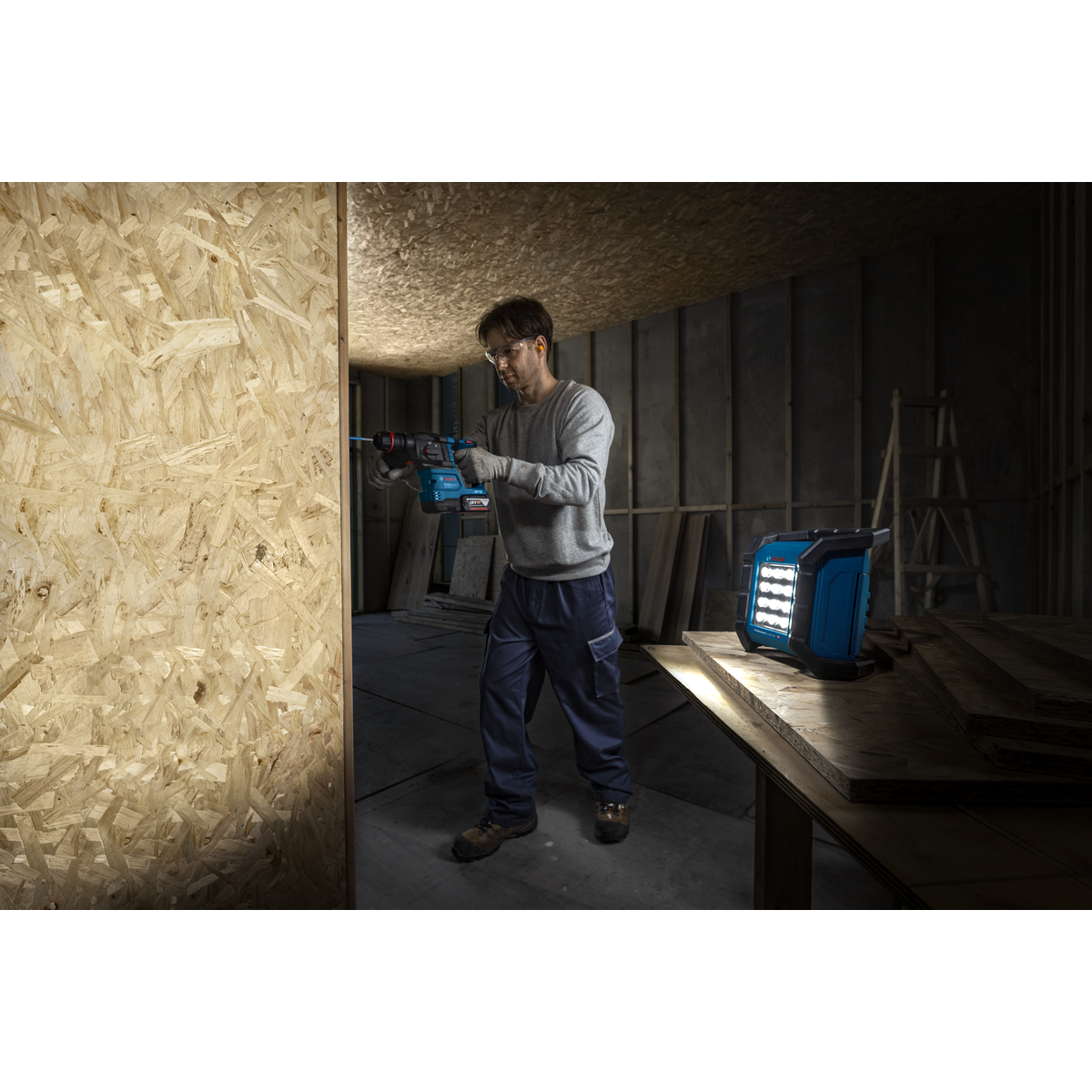 Bosch Professional Cordless Jobsite Light GLI18V-1500 06014A8000 5 - Power Tool Services