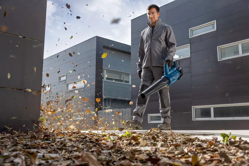 o412699v117_GBL_18V-750_application_wideangle_blowingleabves4517_T8.webp - Power Tool Services